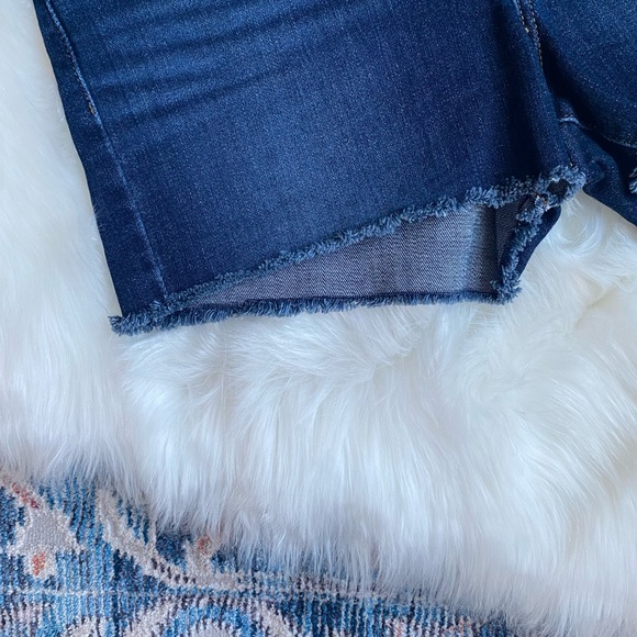 LEVI’S Women’s Size 28 High Rise Shorts Dark Wash - Picture 5 of 12